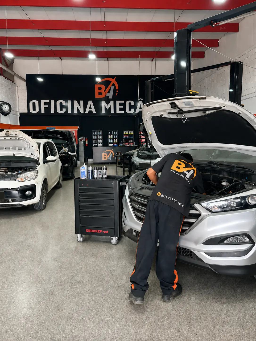 Profissional da B4 trabalhando em um veículo